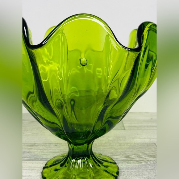 MCM L.E. Smith Glass Green SIMPLICITY Crimped Ruffled Compote Handkerchief Vase - Picture 3 of 7